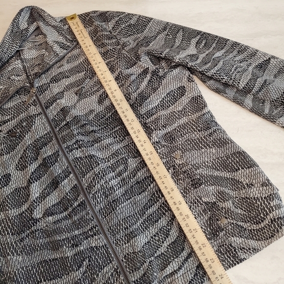 Chico's Zenergy Jacket Womens 2 US 12 Large Gray Snakeprint Full Zip Mockneck - Picture 5 of 12